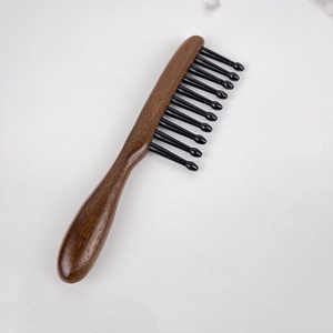 Classico pettine <span class=keywords><strong>in</strong></span> <span class=keywords><strong>legno</strong></span> di sandalo naturale con manico lungo e denti larghi, distanziatore <span class=keywords><strong>per</strong></span> <span class=keywords><strong>capelli</strong></span>, spazzola districante <span class=keywords><strong>per</strong></span> massaggio del cuoio capelluto - Product Image 5