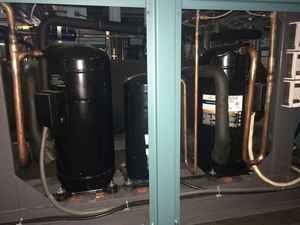 Refroidisseur d'eau industriel durable 50-2500KW, système de réfrigération automatique pour équipement de traitement du plastique, garantie 1 an - Product Image 2
