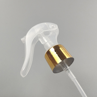 Flacon pulvérisateur cosmétique en plastique anti-déversement avec pompe PP haute précision à brume fine et fermeture UV dorée 24/410 28/410, verrouillage haut-bas