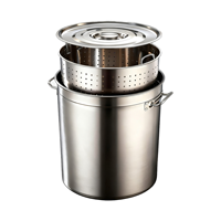 Ensemble de marmites classiques en acier inoxydable avec couvercle et panier égouttoir perforé, pour la cuisson de soupes et la préparation culinaire en restaurant commercial