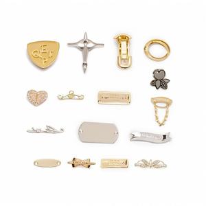 Étiquettes personnalisées de haute qualité avec logo <span class=keywords><strong>en</strong></span> métal de marque Étiquette de plaque gravée de <span class=keywords><strong>lettre</strong></span> de bord découpée au laser pour vêtements <span class=keywords><strong>en</strong></span> forme de rouleau - Product Image 5