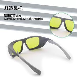 แว่นตานิรภัยสำหรับเลเซอร์ กรอบสีดำ เลนส์หนา 2 มม. ความโปร่งแสง 70% ป้องกันรังสี ผลิตที่เซินเจิ้น - Product Image 1