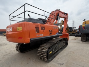รถขุดตีนตะขาบฮิตาชิ ZX350 มือสอง ชั่วโมงการทำงานต่ำ เครื่องยนต์และเกียร์นำเข้าจากญี่ปุ่นแท้ กำลัง 202 กิโลวัตต์ - Product Image 3