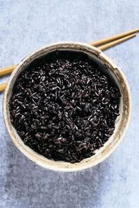 Riz noir biologique à grains entiers sur fond en bois rustique avec cuillère en bois, provenant d'Orissa - Product Image 2