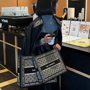 Vente en gros Sac fourre-tout de supermarché réutilisable de marque célèbre Sac cadeau non tissé blanc sur un côté Sac en tissu pour friandises Sac fourre-tout pour vêtements - Product Image 5