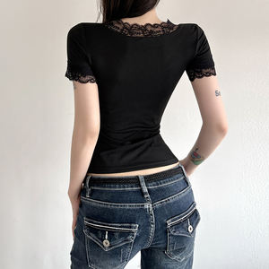 T-shirt décontracté à manches courtes en maille unie extensible avec col en V et dentelle, coupe ajustée, écologique, pour l'été - Product Image 5