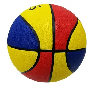 De gros balle de basket-ball taille 8-Bonne qualité directement balle dégonflée 8 panneaux en caoutchouc couleurs mélangées de basket-ball en plein air enfants taille 6 de basketball enfant