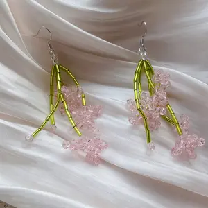 Orecchini di fiori per feste con perline di vetro acrilico bohémien creativo di moda colorata con nappe estive