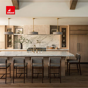 Armoire de cuisine élégante et mince avec détails cannelés, porte en bois de chêne blanc et bar à café en marbre Calacatta pour nouvelle construction - Product Image 2