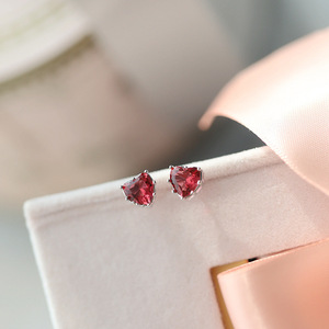 Orecchini a perno con zirconi a forma di cuore per donna, rosa, piccoli, minimalisti, alla moda - Product Image 3