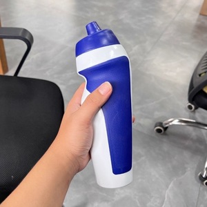 Bouteille d'eau de sport portable en plastique PP sans BPA de 700 ml, type à pression, pour le vélo, le cyclisme, le camping - Product Image 2