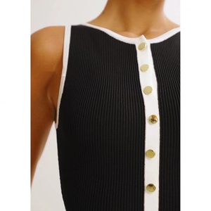 Vente en gros de robes en tricot de laine pour femmes, personnalisables, de haute qualité, noires, élégantes, sans manches, col rond, boutonnées avec des poches - Product Image 6