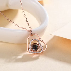 Collar con Proyección <span class=keywords><strong>de</strong></span> <span class=keywords><strong>Corazón</strong></span> <span class=keywords><strong>de</strong></span> Perla Creada en Laboratorio, Chapado en Oro <span class=keywords><strong>de</strong></span> 18K sobre Cobre |   Foto con Diseño <span class=keywords><strong>de</strong></span> Doble <span class=keywords><strong>Corazón</strong></span> |   Regalo Romántico para Niños - Product Image 4