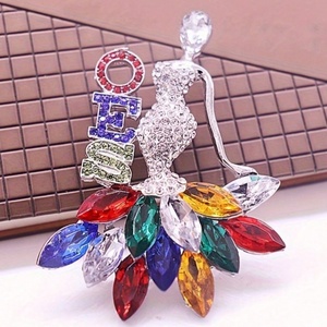 Broche commémorative en alliage avec strass et perles en forme de triangle, style lettre, pour frères, plusieurs modèles - Product Image 4