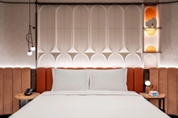 Cadre de lit d'hôtel moderne en bois massif, tailles King et Queen, durable, pour hôtels commerciaux, chambres d'hôtes, hôtellerie et complexes hôteliers, OEM ODM