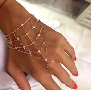 लड़कियों और महिलाओं के उपहारों के लिए हीरे से बनी पार्टी वेडिंग शाइनिंग के साथ नवीनतम कंगन नए डिजाइन तांबे