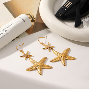 ต่างหูห้อยรูปปลาดาว KITI ดีไซน์จากมหาสมุทร ไม่ลอก ไม่ดำ ชุบทอง 18K ผลิตจากสแตนเลสสตีล เหมาะสำหรับใส่ไปทะเลในช่วงฤดูร้อน - Product Image 4