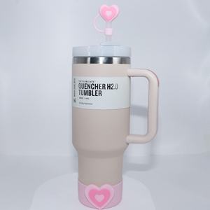 Accessoires personnalisables pour gobelets : Capuchons de paille en forme de cœur de 10 mm – Couvercles réutilisables en plastique pour boissons, motifs de dessins animés - Product Image 1