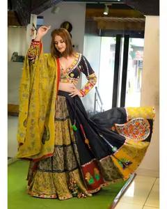 Lehenga choli สไตล์บอลลีวู้ดหนักแบบได้รับความนิยมการผสมผสานที่สมบูรณ์แบบของแฟชั่นอินเดียและปากีสถานสำหรับงานแต่งงานและปาร์ตี้ - Product Image 2