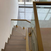 Rampe en verre avec structure en acier inoxydable moderne pour escalier intérieur, résistante à la rouille et avec garantie de 5 ans