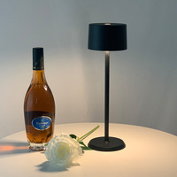 Lampe de table LED sans fil rechargeable par USB de style moderne pour l'extérieur, à intensité variable, 2700K blanc chaud, commande tactile, design mini en fer