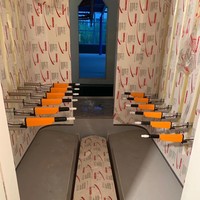 Cabine de peinture en poudre automatique contrôlée par PLC avec pistolets de pulvérisation à mouvement alternatif pour ligne de production de profilés en aluminium