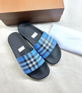 Hochwertige Herren- und Damen-Slipper mit Rutschfestigkeit. Trendige Slip-On-Schuhe für Damen und Herren. - Product Image 3