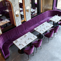Ensemble de meubles sur mesure Ron Group pour hôtel et restaurant : banquette confortable en forme de L, table carrée en marbre, chaise en velours