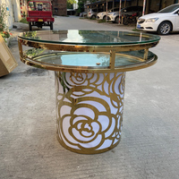 Tables à gâteaux rondes en cristal acrylique de luxe à motif doré rose de style moderne pour mariage élégantes en vente
