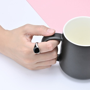 แหวนสแตนเลสทรงโล่แบบยูนิเซ็กซ์ประดับด้วยหินสีดำสำหรับผู้ชายและผู้หญิงเป็นของขวัญเครื่องประดับ - Product Image 4