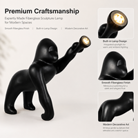 Lampadaire Sculptural Gorille en Fibre de Verre Personnalisé OEM, Statue Lumineuse Animale Moderne pour Hall d'Hôtel de Luxe, Fabricant d'Éclairage d'Intérieur