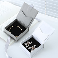 Boîte d'emballage magnétique carrée pour bijoux, boucles d'oreilles et colliers, modèle cinquante, boîte cadeau en carton avec ruban