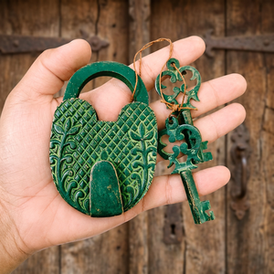 Candado Antiguo de Metal Verde con Diseño Floral Tallado y Dos Llaves, Decoración para el Hogar - Product Image 4