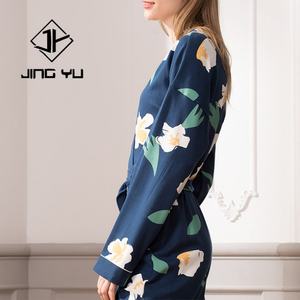 Chemise de nuit en coton 100% à col en V, design du fabricant, impression personnalisée, coupe régulière, fermeture à nouer, simple et confortable - Product Image 4