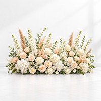 Composition florale artificielle blanc crème faite à la main, chemin de table floral, présentation de fleurs mélangées pour la décoration de scène de cérémonie de mariage