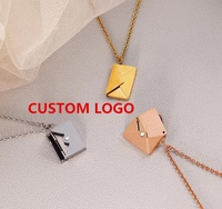 Collier en acier inoxydable personnalisé avec lettres d'amour, plaqué or 18 carats, enveloppe Non décolorée, médaillon pendentif pour Couple, vente en gros