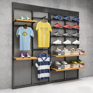 Étagère de présentation moderne sur pied pour vêtements et chaussures, idéale pour les équipements sportifs et les magasins de basketball - Construction en fer et bois - Product Image 1