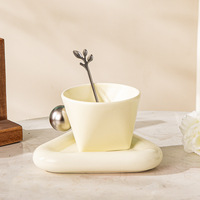 Tasse à café et vaisselle en céramique géométrique de luxe de 150ml tasses à thé triangulaires personnalisées créatives avec poignée à boule idée cadeau
