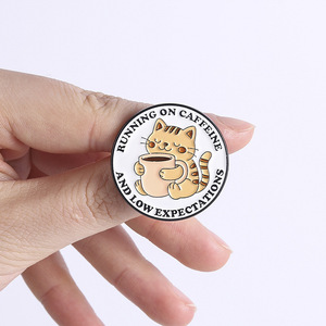 Al por mayor, pin de esmalte de metal personalizado con diseño de gato, insignias de solapa de animales lindos con temática de café, sin MOQ, de fábrica, broches de dibujos animados a granel para regalo - Product Image 5