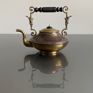 Théière vintage en métal avec couvercle et poignée ornée, bouilloire à eau - Product Image 1