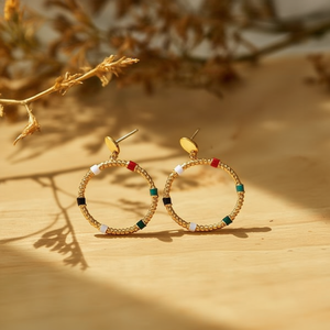 Pendientes de aro de acero inoxidable calados con cuentas coloridas en tono dorado, a la moda - Product Image 3