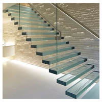 Escalier flottant à conception ouverte, marches en chêne blanc, garde-corps en verre ultra-transparent, escaliers à fixation invisible