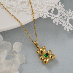 Collier pendentif en forme d'ours en peluche avec cœur vert, charme en pierre précieuse, luxe, personnalisable, en acier inoxydable 316L plaqué or 18 carats, chaîne fine en O - Product Image 2