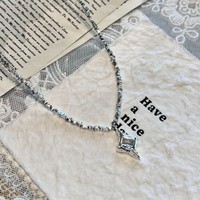Collier étoile à quatre branches en argent brisé, un accessoire pendentif au design de luxe léger, de niche et haut de gamme, inspiré de l'art brut.