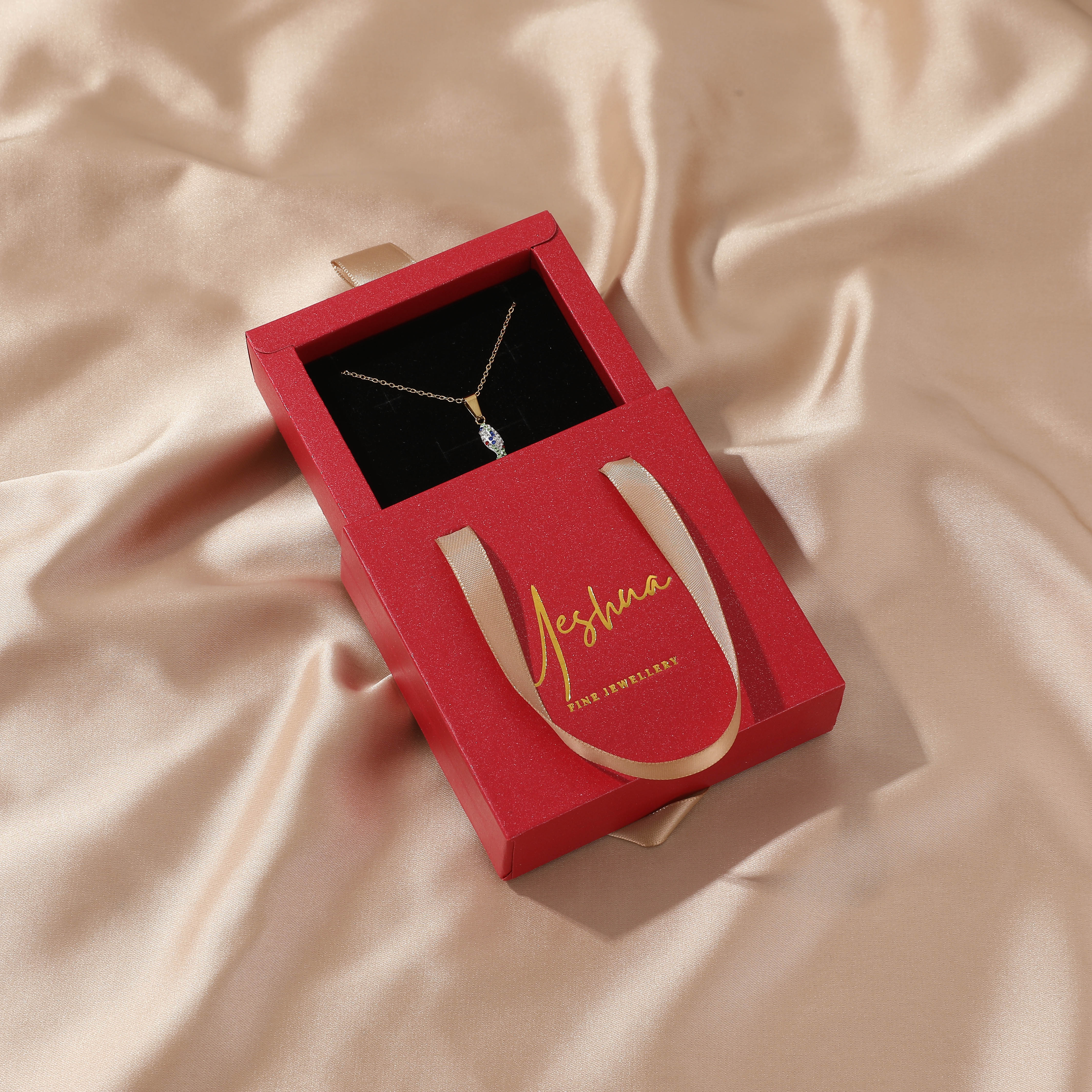Boîte rouge avec mousse