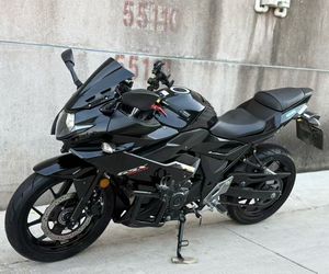 Motocicleta Suzuki GSX250cc Clásica Negra, Práctica y Elegante, con Dos Cilindros y Refrigeración por Agua, Disponible para Exportación - Product Image 6