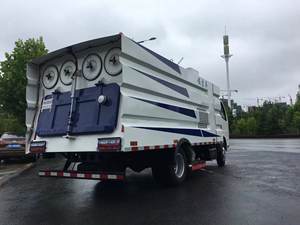 Camion à aspiration pure Dongfeng compact de 5 m3, empattement de 3300 mm, nettoyeur de rue avec souffleur à flux d'air à haute vitesse, pas besoin de brosses - Product Image 4