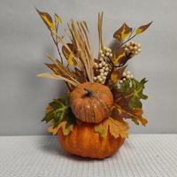 Centre de table de Thanksgiving avec pot de citrouille, feuilles d'érable artificielles et baies, ornement floral d'intérieur pour la maison