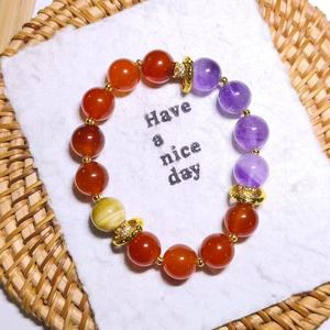 สร้อยข้อมือพลังงานจิตวิญญาณสามสี: อาเกตสีแดง, อเมทิสต์ และซิทริน พร้อมตัวคั่นชุบทองเพื่อความสวยงามและสมดุลทางจิตวิญญาณ - Product Image 1