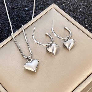 Set di collana e orecchini con ciondolo a forma di cuore vintage per donna, gioielli semplici e alla moda - Product Image 1